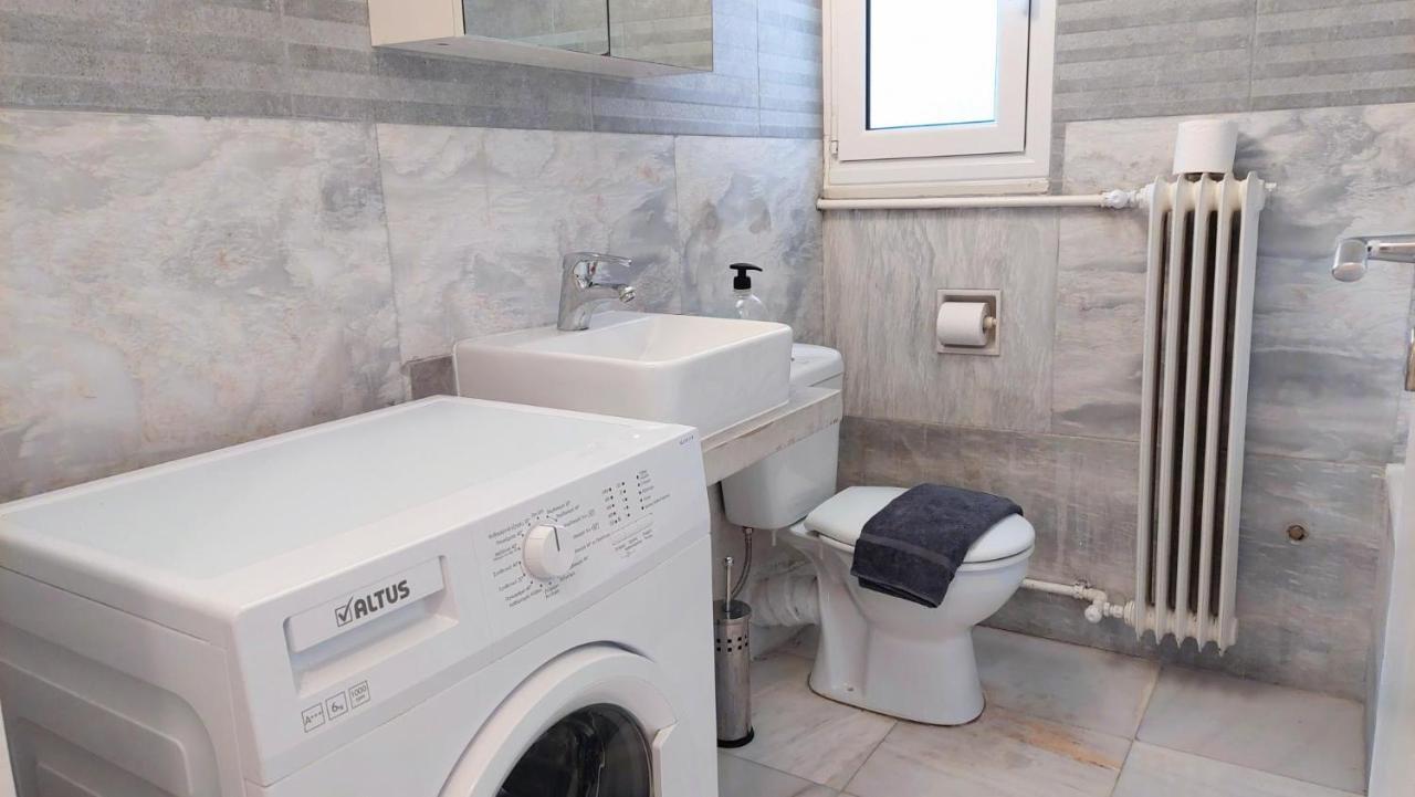 Grand Apartment In Parliament Square Атина Екстериор снимка