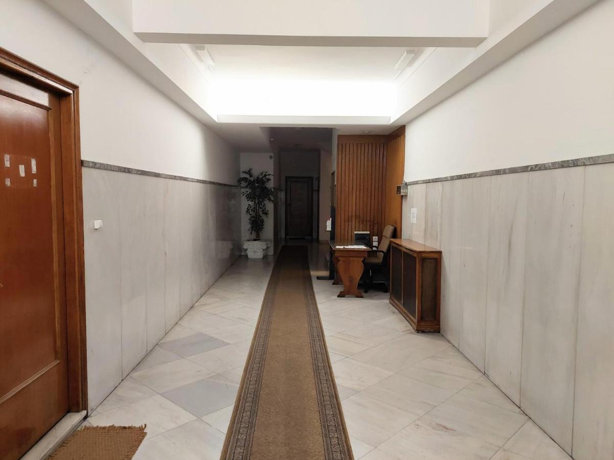 Grand Apartment In Parliament Square Атина Екстериор снимка