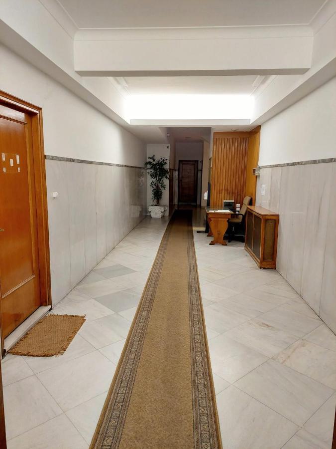 Grand Apartment In Parliament Square Атина Екстериор снимка